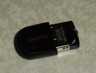 ../USBフラッシュメモリ SanDisk SDCZ33-032G Cruzer Fit