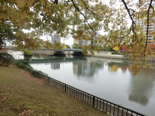 ../川面の鶴見橋