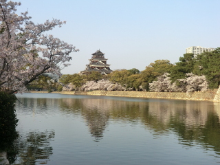 ../お堀端南西角あたりから見た広島城